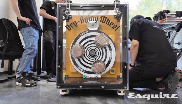 ‘300배 빠른 드라이 에이징 스테이크 먹어봤습니다’ 영상. 가정에서 드라이 에이징 스테이크를 만들어보는 데에 그치지 않고 과학, 공학 콘텐츠 채널 <긱블>과 협업해 초신속 드라이 에이징 머신으로 비교군을 만든 후 일종의 고기 실험을 진행했다.