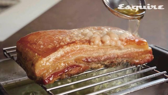 ‘수퍼 크리스피 통삼겹살’ 영상. 가정에서 할 수 있는 고기 조리법을 보여주는 〈육식맨〉 채널의 진가가 담긴 영상으로, 껍질을 바삭하게 조리하는 세계 곳곳의 삼겹살 조리법을 비교해 개발한 후 3년에 걸쳐 다시 개량해 내놓았다. 