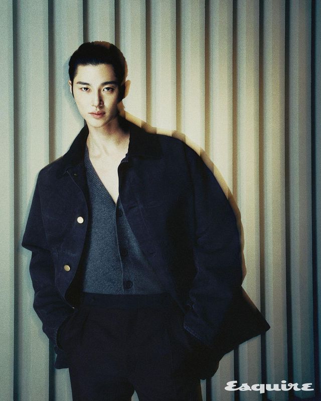 캔버스 필드 재킷, 캐시미어 카디건, 에보니 모헤어 울 팬츠 모두 프라다.