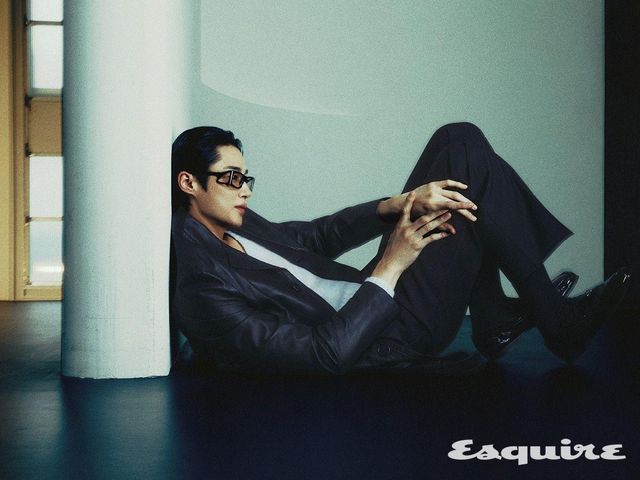 나파 레더 코트, 울 스웨터, 모헤어 울 팬츠, 로퍼, 선글라스 모두 프라다.