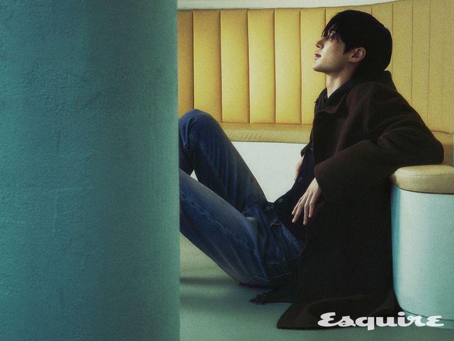 에보니 더블 캐시미어 오버코트, 캐시미어 카디건, 데님 팬츠 모두 프라다.