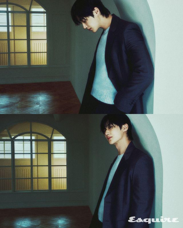 모헤어 울 코트, 울 크루넥 스웨터, 모헤어 울 팬츠 모두 프라다.