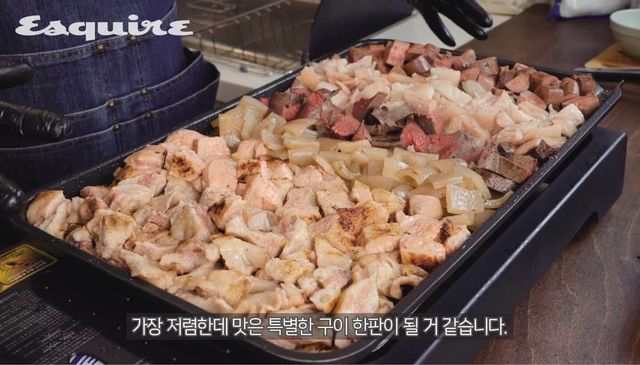 ‘모란시장 돼지부속 철판구이’ 영상. 세계 곳곳의 고기 요리 문화를 가정에서 쉽게 따라할 수 있도록 옮겨오는 <육식맨>의 메인 콘텐츠의 일환으로, 경기도 성남시 모란시장의 유명 메뉴 중 하나인 돼지 부속 철판구이를 탐구했다.