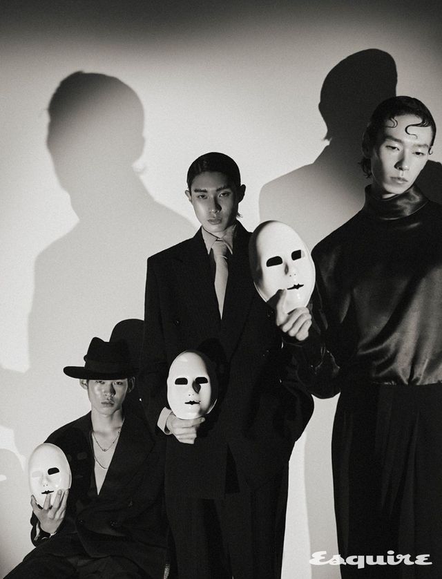 더블브레스티드 재킷, 울 팬츠 모두 가격 미정 보테가 베네타. 펠트 페도라 해트 가격 미정 셀린느 옴므. 브이 로고 시그너처 네크리스, 브이 로고 시그너처 펄 네크리스 모두 가격 미정 발렌티노 가라바니. 플란넬 스트라이프 재킷, 실크 크레이프 모슬린 셔츠, 울 & 캐시미어 플란넬 스트라이프 팬츠, 실크 그로그랭 와이드 타이 모두 가격 미정 생 로랑 by 안토니 바카렐로. 실크 블라우스, 실크 크레이프 팬츠 모두 가격 미정 생 로랑 by 안토니 바카렐로.