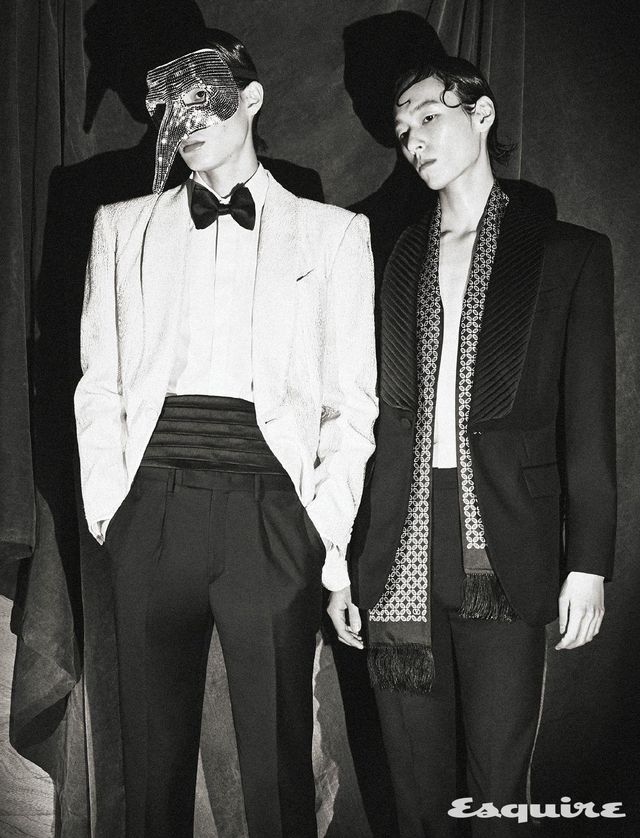 자카르 턱시도 재킷 338만원, 화이트 셔츠 가격 미정, 블랙 턱시도 팬츠 95만원, 보타이, 커머번드 가격 미정 모두 제이백 쿠튀르. 플리츠 라펠 울 턱시도 재킷 가격 미정 제이백 쿠튀르. 울 크레이프 모즈 팬츠 가격 미정 셀린느 옴므. 체임버 실크 방도 55만원 발렌티노 가라바니.