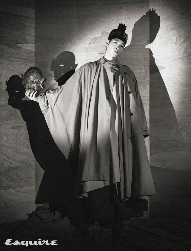 월넛 아랄리아 코트, 카키 아랄리아 코트, 라마르틴 스커트, 메탈 장식 해트 모두 가격 미정 더 로우.