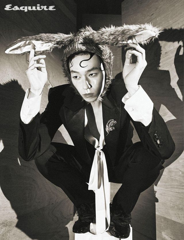 싱글브레스티드 스펜서 재킷 450만원, 실크 셔츠 300만원, 턱시도 팬츠 186만원, 플라워 아플리케 페이턴트 레더 슈즈 175만원, 골드 브로치 가격 미정 모두 돌체앤가바나.