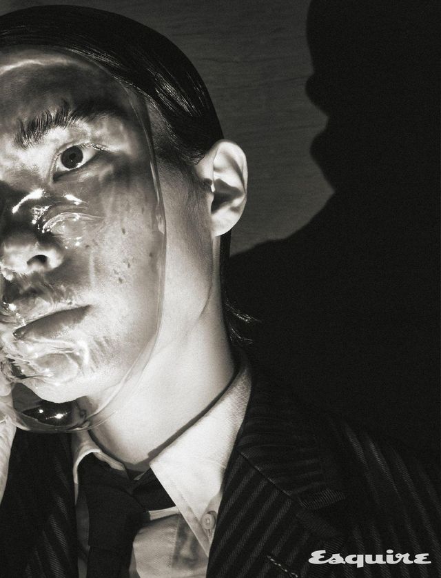 블랙 스트라이프 재킷, 셔츠, 타이 모두 가격 미정 톰 브라운.