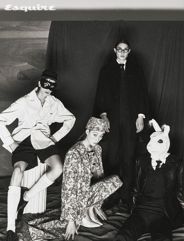 코튼 포플린 셔츠, 턴업 쇼츠, 메탈릭 실버 타비 로퍼, 리본 장식 삭스 모두 가격 미정 메종 마르지엘라. 래빗 퍼 페도라 해트 58만5000원 키홍킴. 코트, 더블브레스티드 재킷, 스커트, 웨지 펌프스, 해트 모두 가격 미정 로로피아나. 울 모즈 케이프, 재킷, 웨이스트코트, 셔츠, 팬츠, 파이톤 첼시 부츠, 타이 모두 가격 미정 셀린느 옴므. 램스킨 왁스 카코트, 웨이스트코트, 셔츠, 팬츠, 타이 모두 가격 미정 셀린느 옴므.