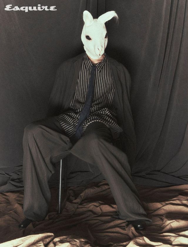 플루이드 테일러드 재킷, 셔츠, 팬츠, 레더 부티, 비스코스 타이 모두 가격 미정 발렌시아가. 