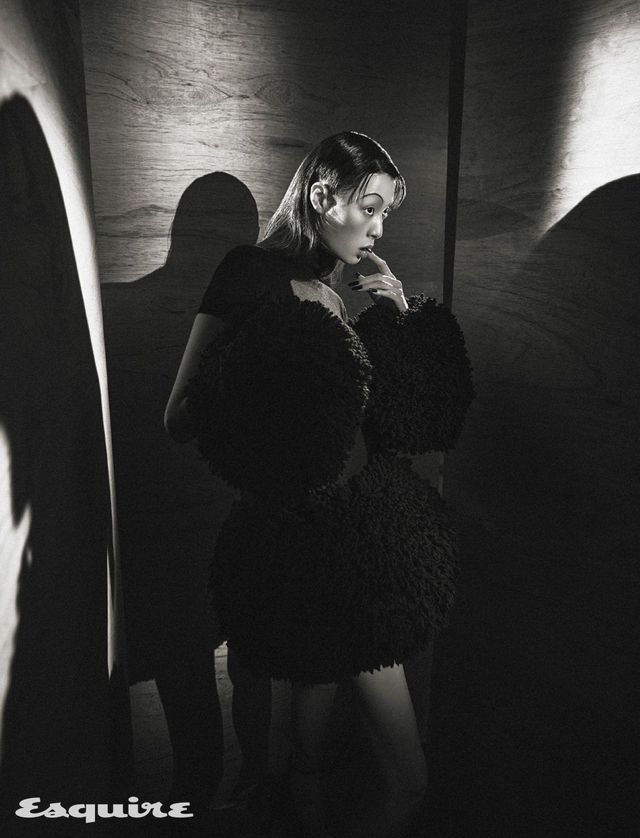 쇼트 슬리브 시어 보디슈트, 버블 니트 퍼 미니스커트, 글러브 모두 가격 미정 알라이아.