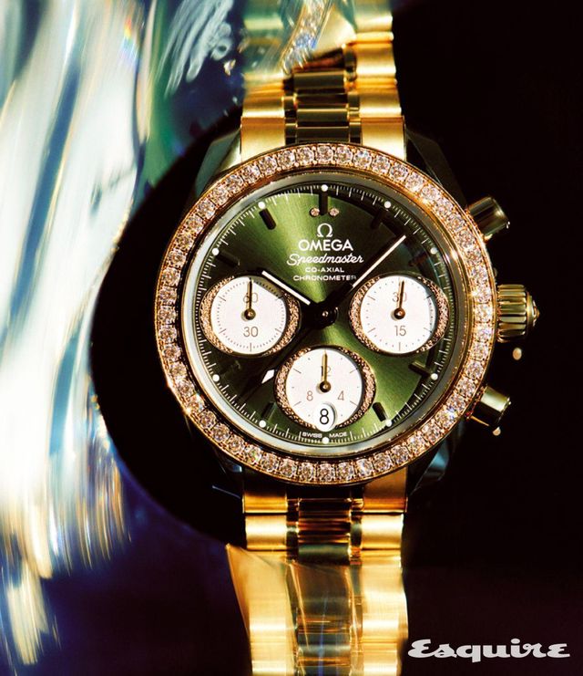 38mm 문샤인™ 골드 케이스와 그린 PVD 다이얼, 52개의 다이아몬드를 세팅한 베젤이 돋보이는 스피드마스터 38 6600만원대 오메가. 
