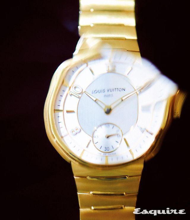 40mm 옐로 골드 케이스에 오토매틱 칼리버 LFT023을 탑재해 최대 50시간의 파워 리저브를 지원한다. 땅부르 옐로골드 워치 가격 미정 루이 비통. 