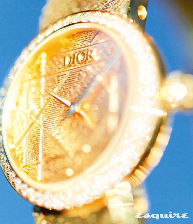라운드 컷 다이아몬드를 세팅한 25mm 옐로 골드 케이스와 카나주 패턴 다이얼로 완성한 라 디 마이 디올 타임피스 가격 미정 디올 타임피스.