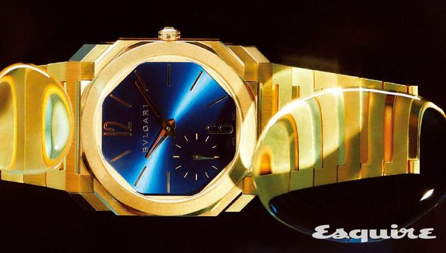 새틴 폴리싱한 40mm 옐로 골드 케이스와 브레이슬릿, 블루 래커 처리한 다이얼이 눈길을 끄는 옥토 피니씨모 워치 가격 미정 불가리.