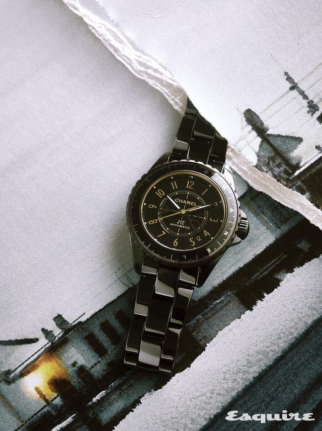 줄자 모티브로 단방향 회전 베젤을, 봉제 패턴 모티브로 다이얼을 장식한 J12 꾸뛰르 워치 38MM 1500만원대 샤넬 워치.