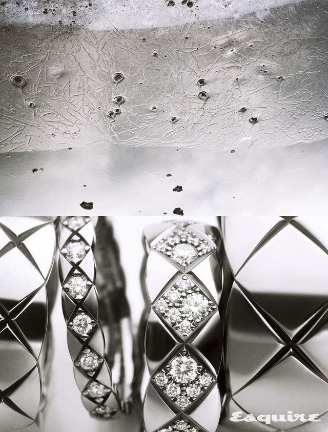 퀼팅 모티브의 화이트 골드 코코 크러쉬 스몰 링 400만원대, 다이아몬드를 세팅한 화이트 골드 코코 크러쉬 미니 링 600만원대, 다이아몬드를 세팅한 화이트 골드 코코 크러쉬 스몰 링 1700만원대, 화이트 골드 코코 크러쉬 라지 링 600만원대 모두 샤넬 화인 주얼리.