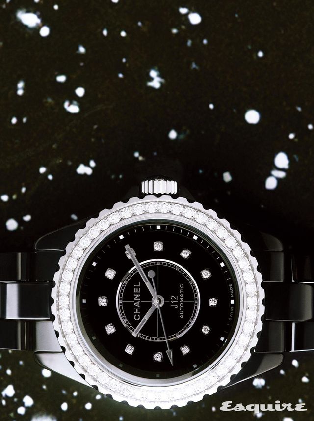 46개의 브릴리언트 컷 다이아몬드로 베젤을, 12개의 다이아몬드로 다이얼 인디케이터를 장식한 J12 다이아몬드 베젤 워치 칼리버 12.2 33MM 2600만원대 샤넬 워치.