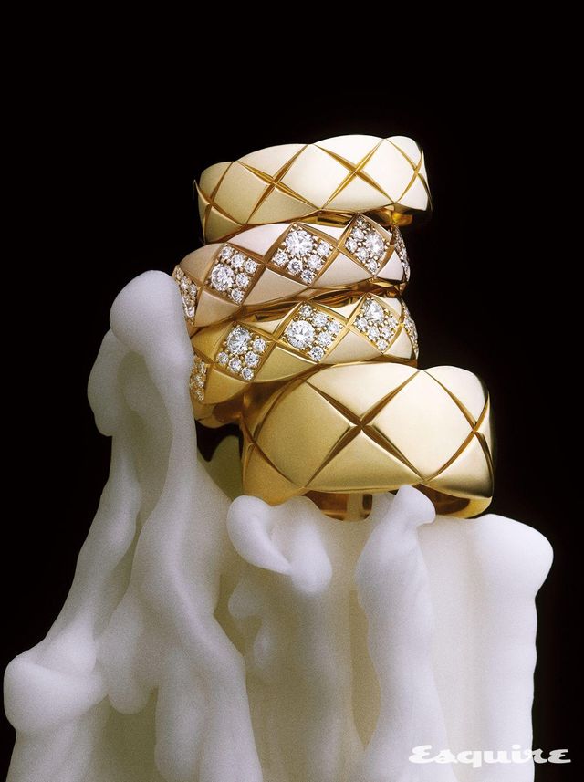 퀼팅 모티브의 옐로 골드 코코 크러쉬 스몰 링 400만원대, 다이아몬드를 세팅한 베이지 골드 코코 크러쉬 스몰 링 1600만원대, 다이아몬드를 세팅한 옐로 골드 코코 크러쉬 스몰 링 1500만원대, 옐로 골드 코코 크러쉬 라지 링 600만원대 모두 샤넬 화인 주얼리.