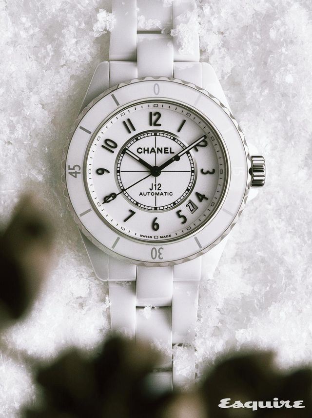 견고한 화이트 세라믹으로 케이스와 브레이슬릿을 완성한 J12 워치 칼리버 12.1 38MM 1200만원대 샤넬 워치.