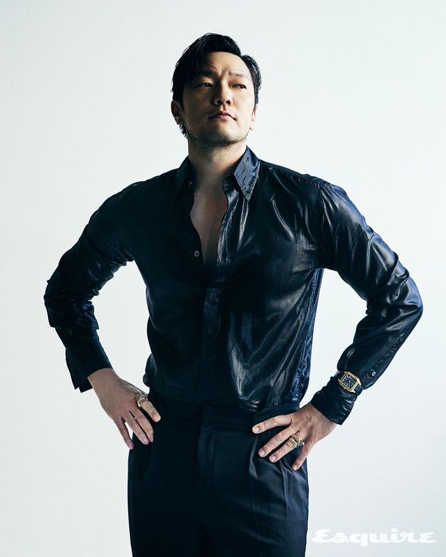 옐로 골드 케이스와 블루 앨리게이터 레더 스트랩의 산토스 뒤몽 워치, 오른손 검지의 라지 트리니티 링, 왼손 약지에 레이어링한 미디엄 트리니티 쿠션 셰이프 링과 라지 트리니티 쿠션 셰이프 링 모두 까르띠에. 셔츠 노드비메이드. 팬츠 스타일리스트 소장품.