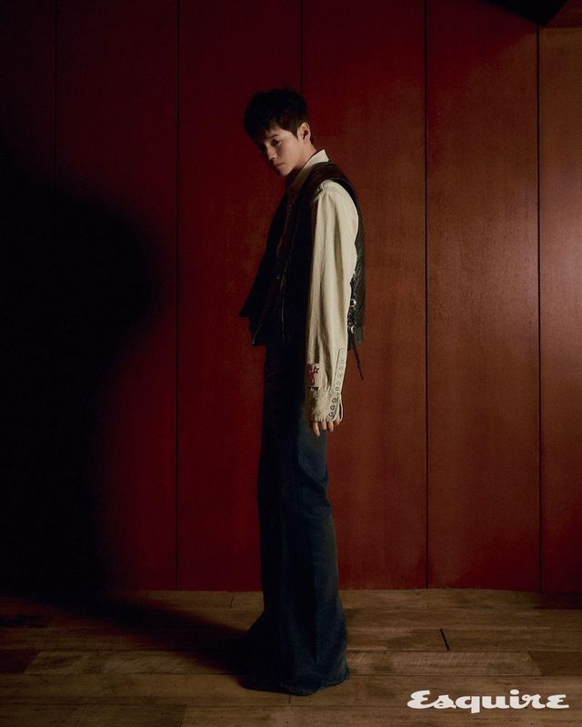 셔츠 골든구스. 팬츠 아크네 스튜디오. 부츠 크리스찬 루부탱. 베스트 스타일리스트 소장품.