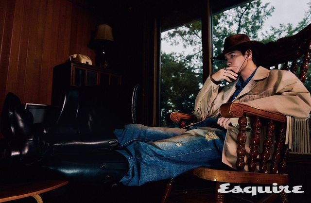 재킷 제이백 쿠튀르. 셔츠 리바이스. 팬츠 웰던. 부츠 돌체앤가바나. 페도라 제이백 쿠튀르x돈 훌리오 1942. 링 모두 크롬하츠.