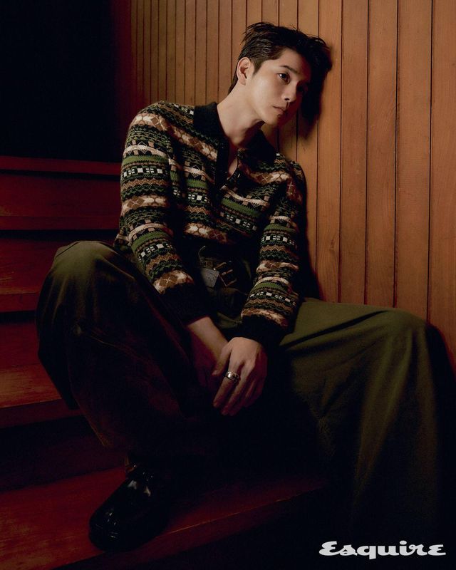 스웨터, 팬츠 모두 로에베. 부츠 메종 마르지엘라. 링 크롬하츠.