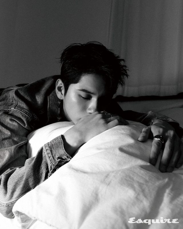 데님 재킷 메종 마르지엘라. 링 모두 크롬하츠.