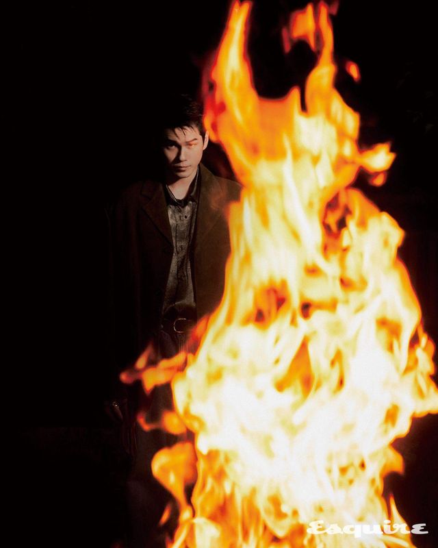 재킷 에스티유. 셔츠 더일마. 팬츠 노이스. 벨트 스타일리스트 소장품.