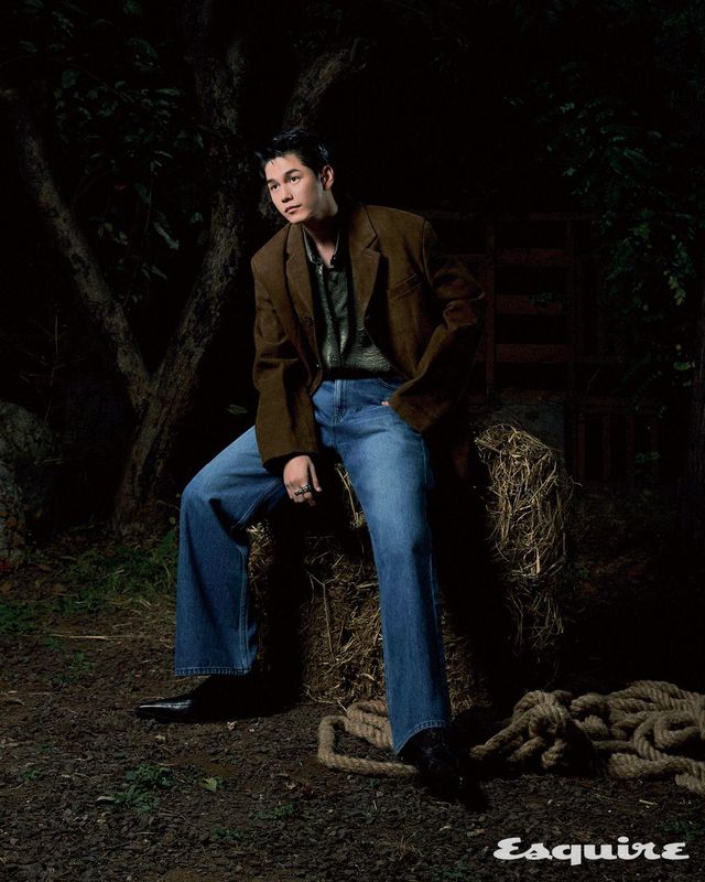 재킷 에스티유. 셔츠 더일마. 팬츠 노이스. 슈즈 맥퀸 by 션 맥기르. 링 모두 크롬하츠. 벨트 스타일리스트 소장품.