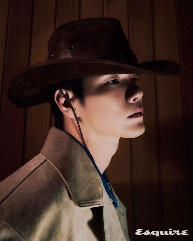 재킷 제이백 쿠튀르. 데님 셔츠 리바이스. 페도라 제이백 쿠튀르x돈 훌리오 1942.