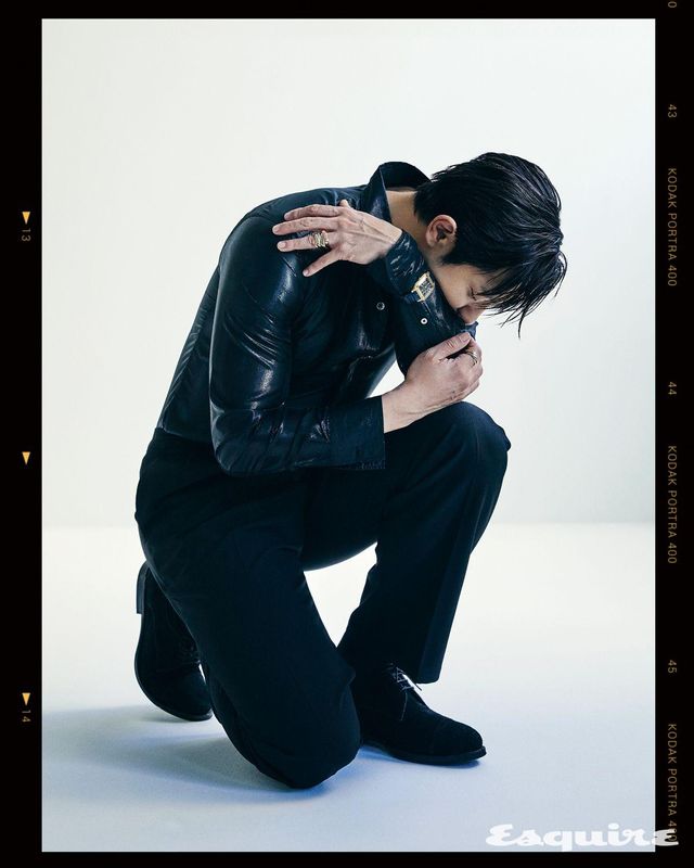 옐로 골드 케이스와 블루 앨리게이터 레더 스트랩의 산토스 뒤몽 워치, 왼손 약지에 레이어링한 미디엄 트리니티 쿠션 셰이프 링과 라지 트리니티 쿠션 셰이프 링, 오른손 검지의 라지 트리니티 링 모두 까르띠에. 셔츠 노드비메이드. 팬츠, 슈즈 모두 스타일리스트 소장품.