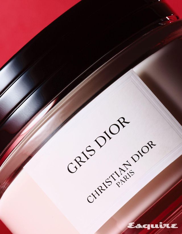 산뜻하고 편안한 감촉의 크림이 피부를 촉촉하게 가꿔주는 그리 디올 보디크림 150mL/16만2000원 디올 뷰티. 