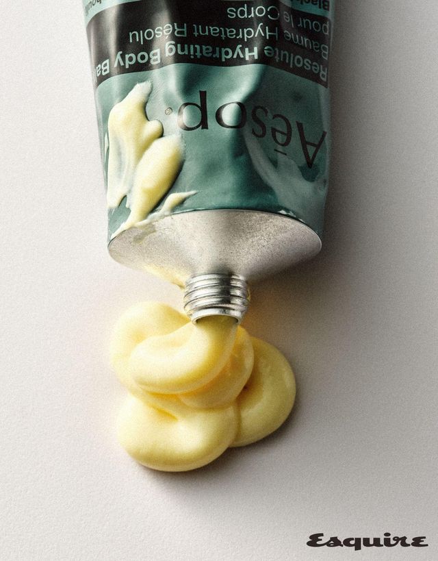 시어버터, 밀배아 오일, 스위트 아몬드 오일이 피부를 보호하고 수분과 영양을 공급하는 레졸루트 하이드레이팅 보디 밤 100mL/4만5000원 이솝. 