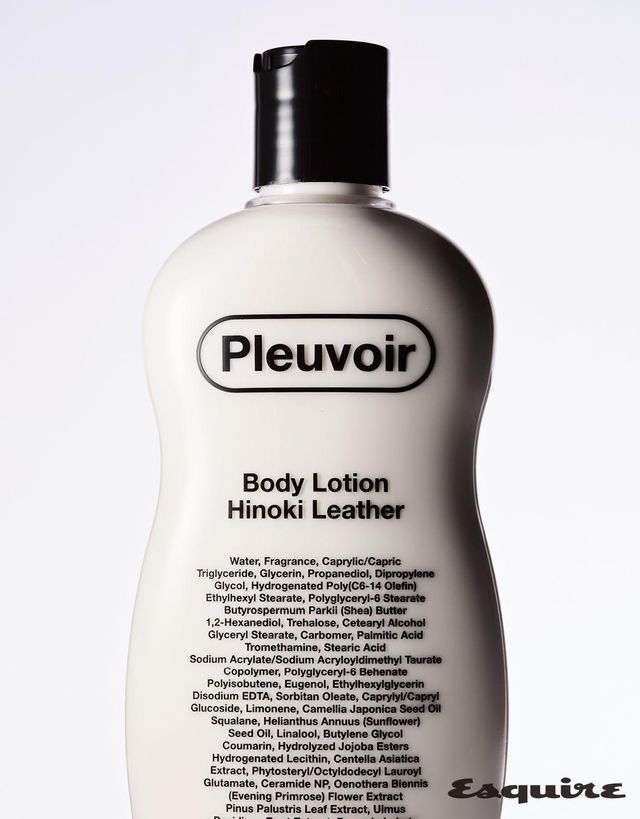 세라마이드 성분이 피부 장벽 보호에 도움을 주고 히노키 향이 은은하게 퍼지는 히노끼레더 보디로션 250mL/3만원대 플르부아.