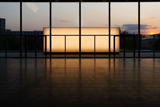 미스 반데어로에가 설계한 노이에 내셔널 갤러리. 지난 여름에는 이곳에서 생 로랑의 2024 S/S 쇼가 열리기도 했다.