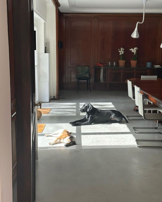 032c 레디 투 웨어의 크리에이티브 디렉터 마리아 코흐는 창문 너머로 햇살이 들이치는 오후를 사랑한다.