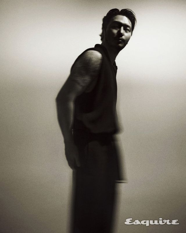 슬리브리스 톱 아미. 팬츠 송지오 옴므.