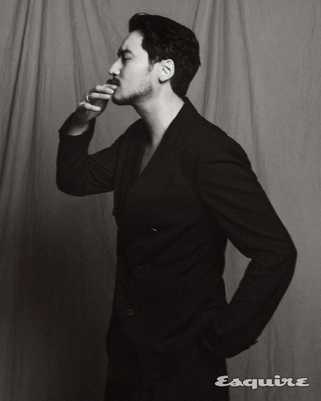 재킷, 팬츠 모두 드리스 반 노튼.