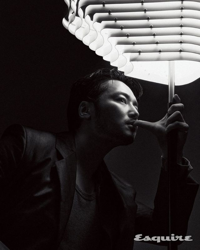 재킷, 셔츠, 슬리브리스 톱 모두 페라가모.