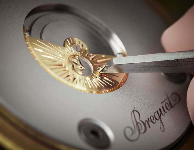 수작업으로 진행되는 기요셰, 인그레이빙, 앙글라주 공정.