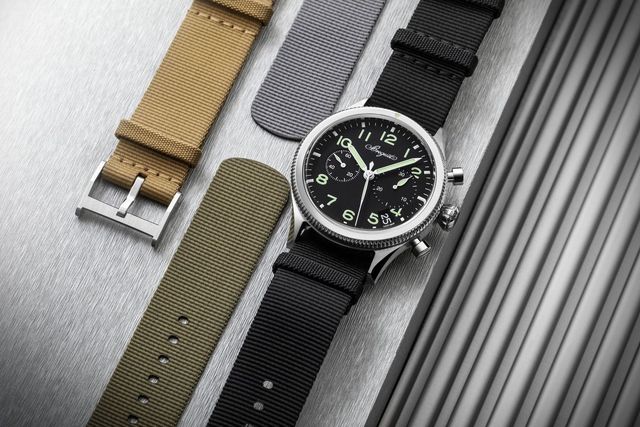 샌드, 그레이, 카키 색상의 나토 스트랩을 제공한다. 