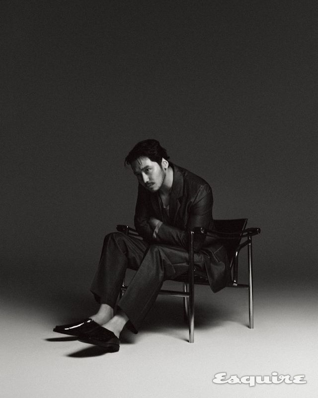 재킷, 셔츠, 슬리브리스 톱, 팬츠, 슈즈 모두 페라가모.