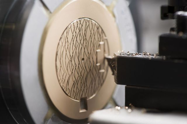 수작업으로 진행되는 기요셰, 인그레이빙, 앙글라주 공정.