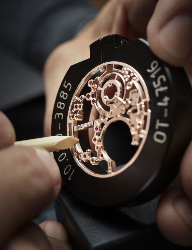 수작업으로 진행되는 기요셰, 인그레이빙, 앙글라주 공정.