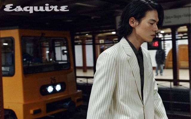 스트라이프 재킷, 도트 셔츠 모두 셀린느 옴므.