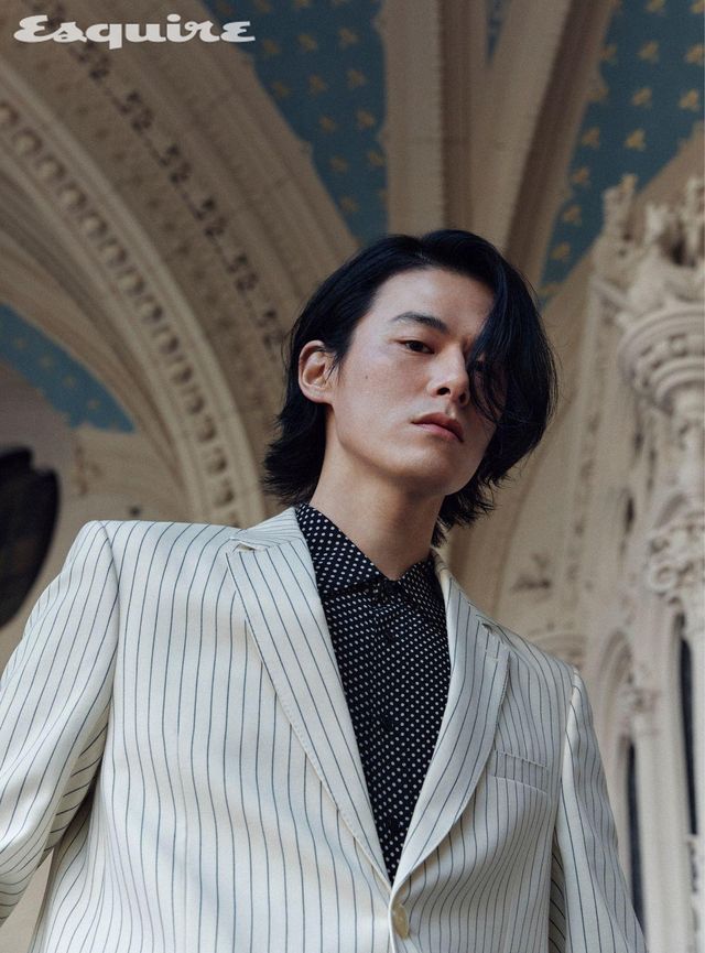 스트라이프 재킷, 도트 셔츠 모두 셀린느 옴므.