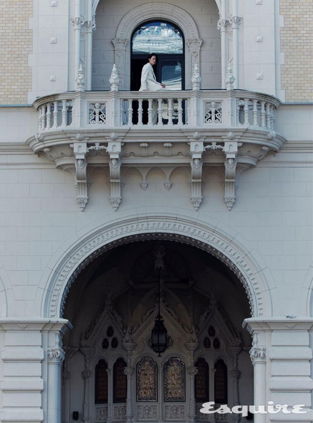 재킷, 팬츠 모두 셀린느 옴므.