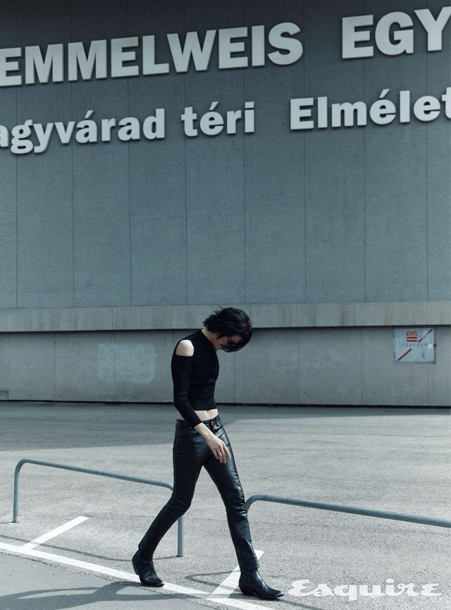 스웨터, 레더 팬츠, 선글라스, 앵클부츠, 브레이슬릿 모두 셀린느 옴므.